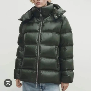 Mörkgrön pufferjacka från Massimo Dutti  - Säljer denna super fina jacka från Massimo dutti, den har tyvärr ett hål men som jag har lagat! Kom privat för bild🥰 tryck INTE köp nu!!