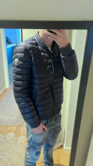 Mörkblå JOTT Jacka - Riktigt fet mörkblå jacka från märket JOTT, köpt utomlands för omkring 200€. Bra skick, någon fläck, syns knappt alls vid användning. Perfekt inför vintern! Storlek L, sitter som S-M, jag är 181 72kg. Pris kan såklart diskuteras!🙌