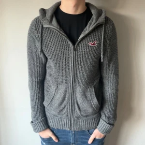 Hollister hoodie - Stickad hoodie ifrån hollister som är riktigt varm o skön, perfekt nu på vintern. Fint skick inga defekter