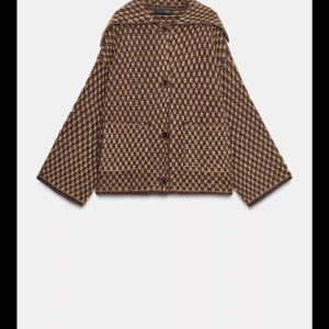 Brun rutig cardigan jacka från Zara - Säljer en brun och beige cardigan jacka från Zara med rutigt mönster. Jackan har bred krage, stora fickor framtill och knappar längs hela framsidan. Materialet är stickat och ger en mysig känsla, perfekt för höst och vinter. Passformen är loose med långärmade ärmar.