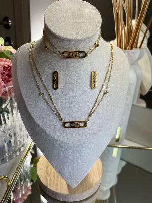 18k guldpläterat set - Ett elegant set(halsband, armband och örhängen )i 18k guldpläterat rostfritt stål med  strassdetaljer som ger en exklusiv och feminin touch till din look.Perfekt för både vardag och fest , En lyxig stil till ett pris som passar alla 💫