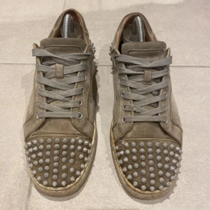  Christian Louboutin skor - Säljer min Cristian Loubutin skor då dom har blivit får små,dom är såklart äkta som ni ser på träinsulan (bild skickas privat), Säljs billigt eftersom Skicket är 6/10 och inget med följer. strl 40 men passar 40,5 allmänt feta dojor, 2 nitar saknas där Imot, har limmat lite länges kanten på höger skon men det syns knappt,hör av er vid funderingar och prisförslag. Sriv minst tvådagar innan köp.köpte dom i Milano och han som jobbade där tyckte dom var tuffa