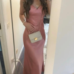 satinklänning/balklänning - perfekt satinklänning till bal.Användts en gång, den är sydd hos en skräddare för att sitta tajtare i midjan.