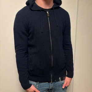 Kashmir Kofta - Kashmir Kofta | Skick: 9/10 | Tillbehör: Endast tröja | Strolek: M | Nypris: +- 899:- SEK | Vid fler bilder eller frågor hör av er. 🍂🍁