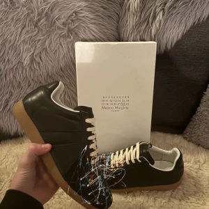 Maison margiela gats splatter skor - Säljer ett par riktigt feta Maison margiela gats skor. Dem är i nyskick och dem är storlek 41. Box medföljer såklart.😀Tveka inte att fråga om du har någon fråga🙂