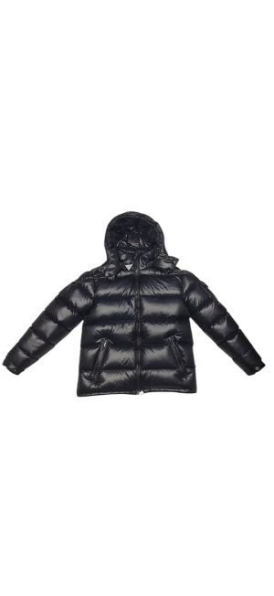 Svart pufferjacka från Moncler - Svart pufferjacka från Moncler med glansig finish och huva. Jackan har quiltad design, två sidofickor med dragkedja och hel dragkedja framtill. Insidan är grå och har en klassisk Moncler-etikett. Perfekt för kalla dagar.