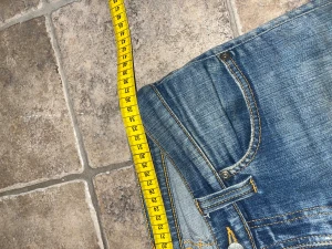 Nudie jeans  - Snygga blå jeans från Nudie Jeans med klassisk femficksdesign och orangea kontrastsömmar. Jeansen har en smal passform. JAG SKICKAR EJ FLER BILDER NÄR JAG BÄR JEANSEN! för storleksguide hänvisar jag till måtten och för bättre inblick i passformen rekommenderar jag att googla på modellnamnet. :) 48