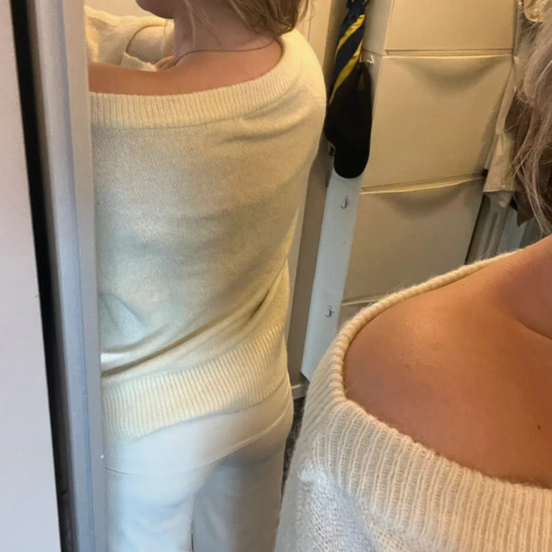 Offshoulder ljusbeige stickad tröja - 1