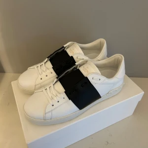 Valentino open skor  - Valentino skor i storlek 44, mycket fint skick, allt og medföljer, priset kan diskuteras vid snabb affär så kom gärna med bud 