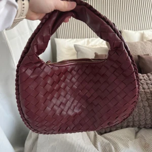 Vinröd flätad väska  - Köpt på vinted och aldrig använd av mig eller tidigare ägare. Perfekt skick super fin.
