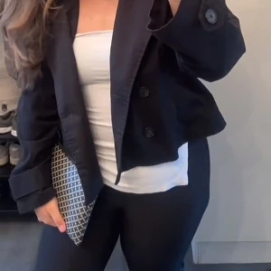 Vit armlös topp  - Säljer denna as snygga toppen, denna topp framhäver din midja samt är den armlös den ger en så fin känsla med klass. Du kan alltid bygga upp din garderob  med det du har och göra så att toppen går från basic till en känsla av mode. 