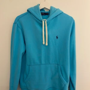 Blå hoodie från Polo Ralph Lauren - Tja säljer denna skit snygga polo Ralph lauren hoodie  i färgen turkos/blå storlek S. 10/10 skick, inga skador eller liknande på plagget. Skriv om du har funderingar , tveka ej vid köp