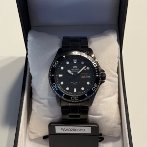 Orient Ray II Stealth black 41,5mm - En riktigt fin Orient Ray 2 som är helt svart vilket ger den extra exklusiva känslan. Den är i nytt skick och bara använd några gånger. Fungerar som den ska och har inga problem och självklart följer box, certifikatbricka och extra länkar med vid köp. Nypris ligger på 4270kr så 2999kr är ett väldigt rimligt pris. Det är bara att skriva om du har några frågor eller vill ha fler bilder.