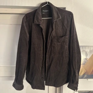 Marc o polo Manchester/ corduroy overshirt - Hej! Nu finns denna riktigt schyssta Marc o polo Manchester/ corduroy overshirten till salu. Den är i prima skick och storlek M.