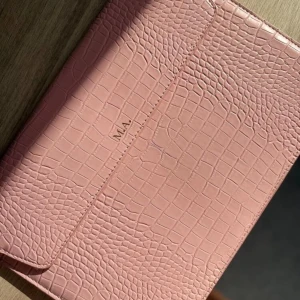 Datorfodral i PU-Läder - Fodralet är vattentätt och har en dold magnetstängning för smidig hantering, vilket gör det enkelt att öppna och stänga. Det har även ett stabilt triangelformat stöd som ger ökad funktionalitet och håller datorn perfekt på plats. (BÅDE FÄRG OCH INITIAL VAL GÅR ATT ANPASSAS) 💞. Man kan välja storlek 13 tums eller 15 tums.