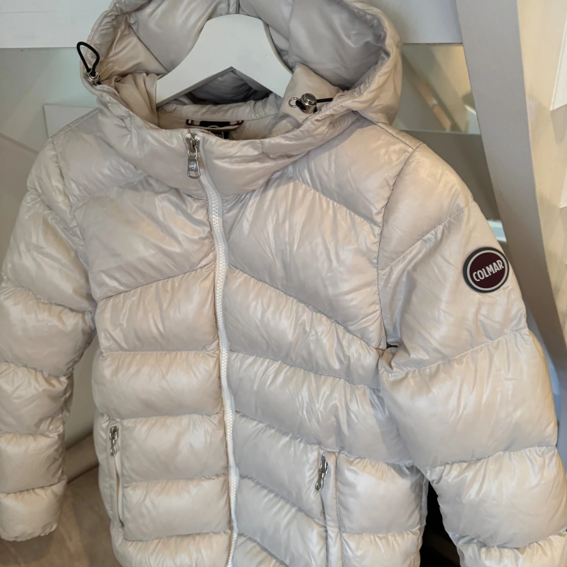 Ljusbeige Colmar pufferjacka med huva - 1