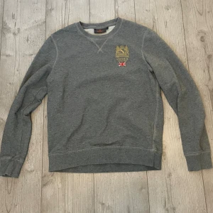 Morris Sweatshirt - Tja, säljer denna Morris sweatshirt. Storleken på tröjan är S. Mycket bra skick med små tecken på användning som enbart syns vid noga inspektion!