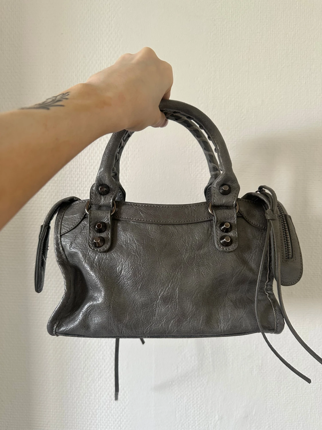 Grå handväska  - 2