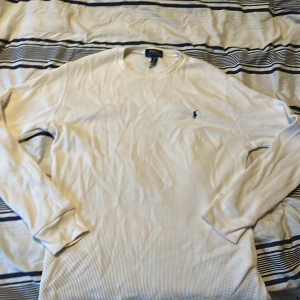 Vit långärmad tröja Polo Ralph Lauren - Vit långärmad tröja från Polo Ralph Lauren i storlek XL (18-20). Jag köpte den på NK och tyckte den var snygg även fast den var för stor, jag använder den aldrig längre och därför säljer jag den. Pris går att diskuteras vid snabb affär. Skriv om ni har frågor!