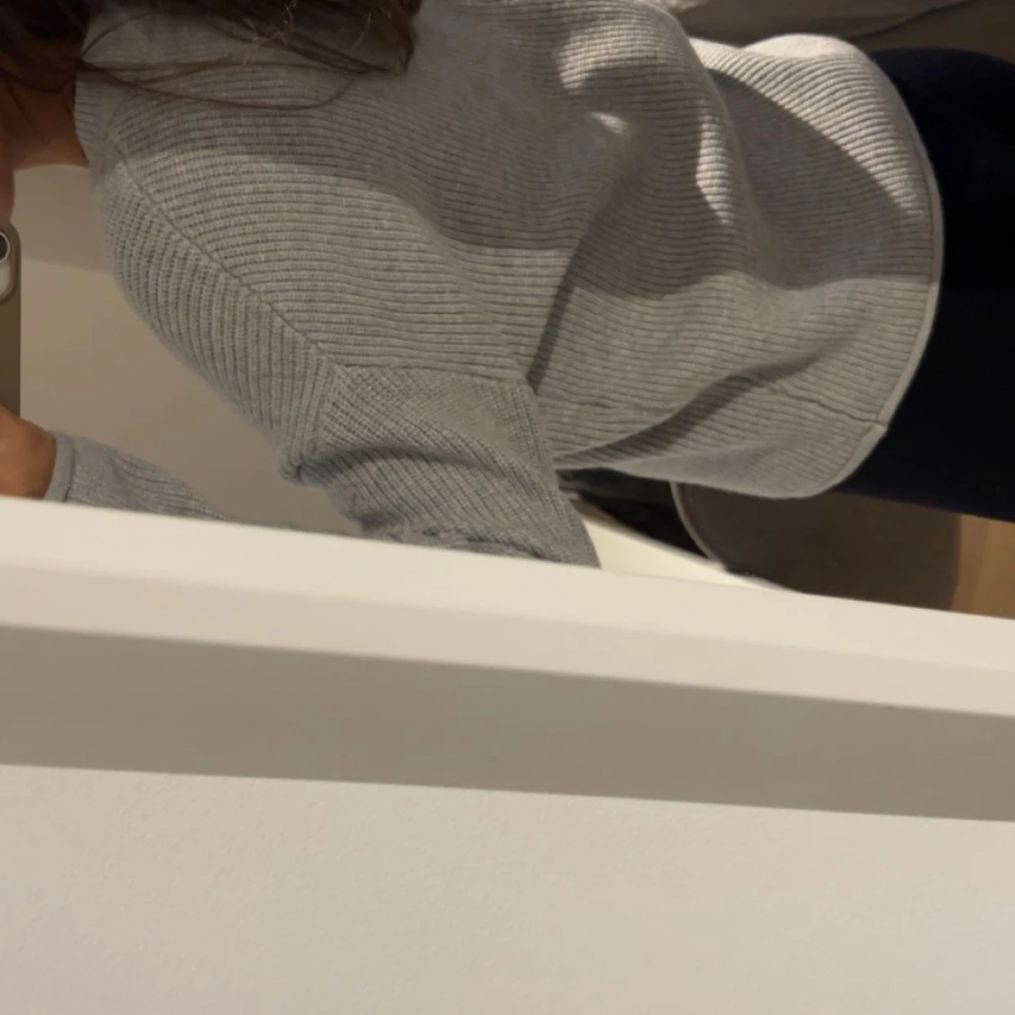 Grå ribbad stickad tröja - 2