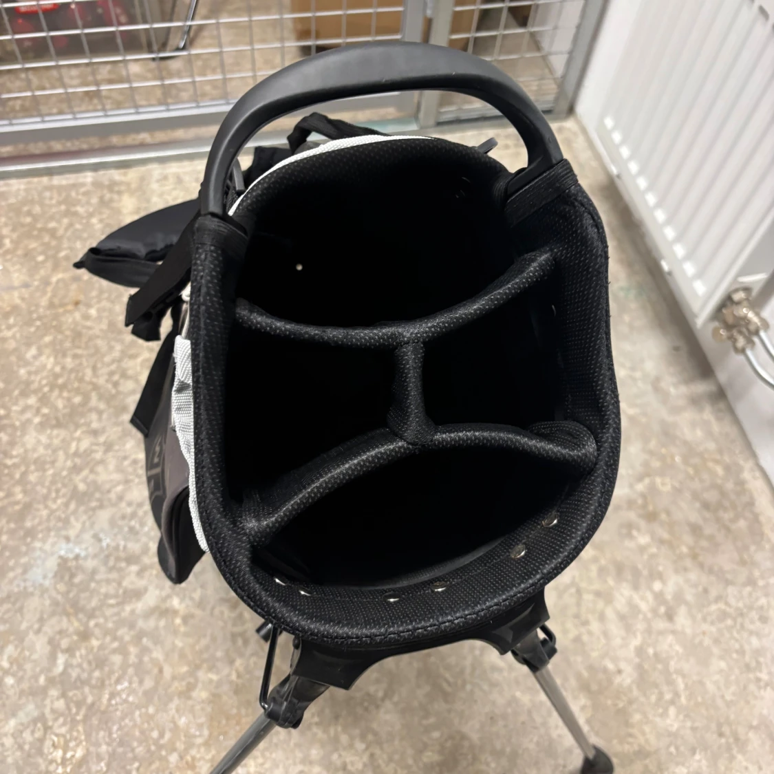 Svart golfbag Feather - 1