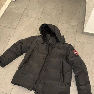 Canada gosse jacka grå - Har använt jackan ett par gånger men fortfarande bra kvalité.Jackan är grå och ganska trendig just nu.