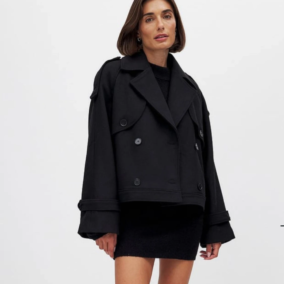 Svart kort skepparkavaj med knappar