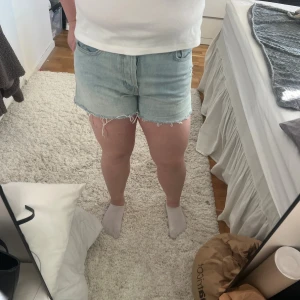Ljusblå denimshorts - Säljer ett par ljusblå denimshorts. Klassisk femficksmodell med knappar framtill. Passar perfekt till sommaren, säljer då dom inte kommer till användning!!✨🩷