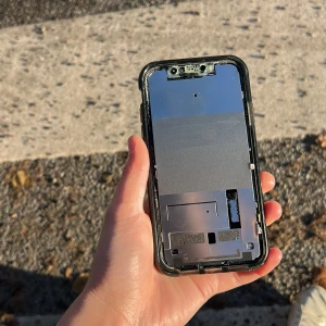 iPhone 11 (defekt, reservdelar) - Säljer iPhone 11 helt nytt skick behöver bara en ny skärm sen är den klar