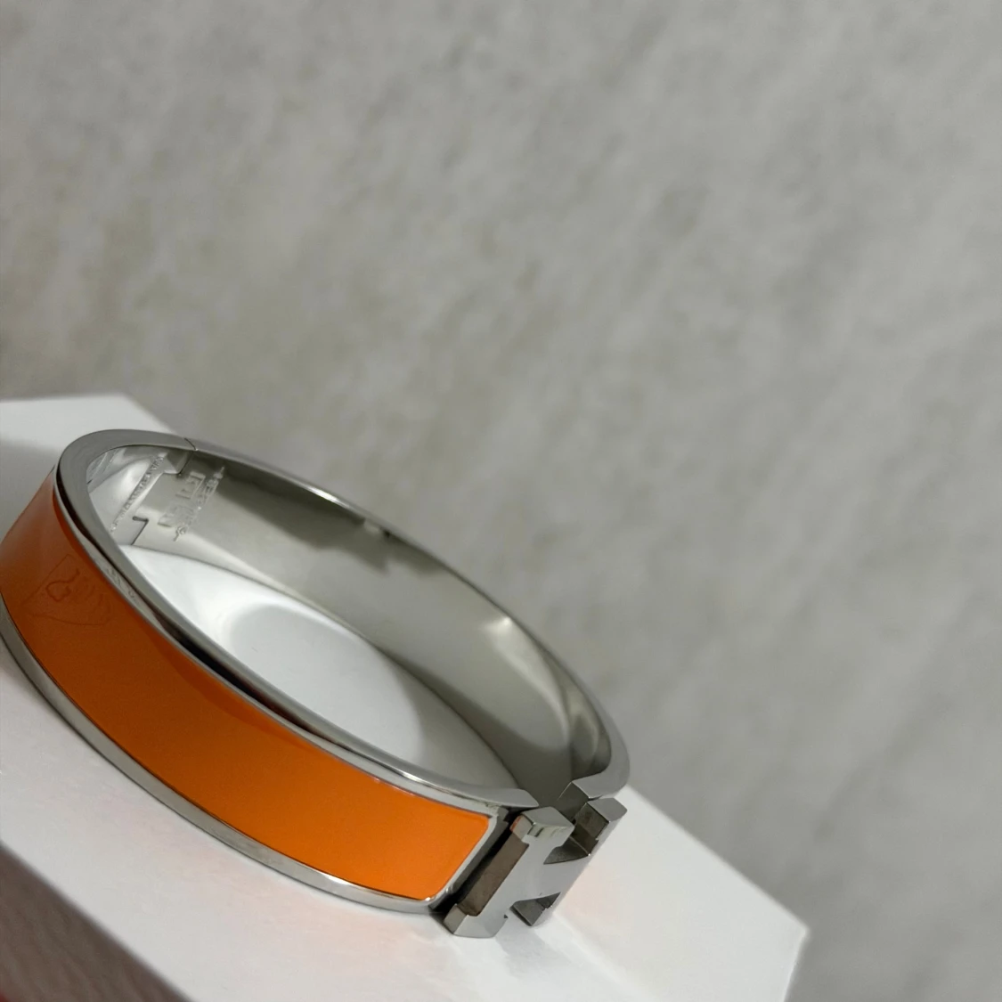  orange H-armband i metall - 1