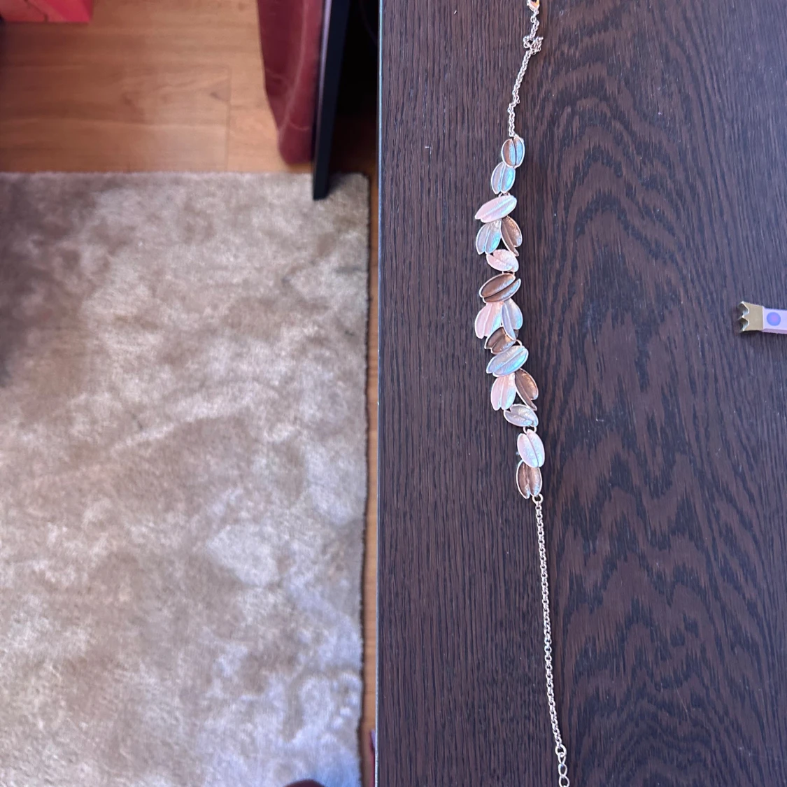 Roséguldfärgat armband med bladmotiv - 1