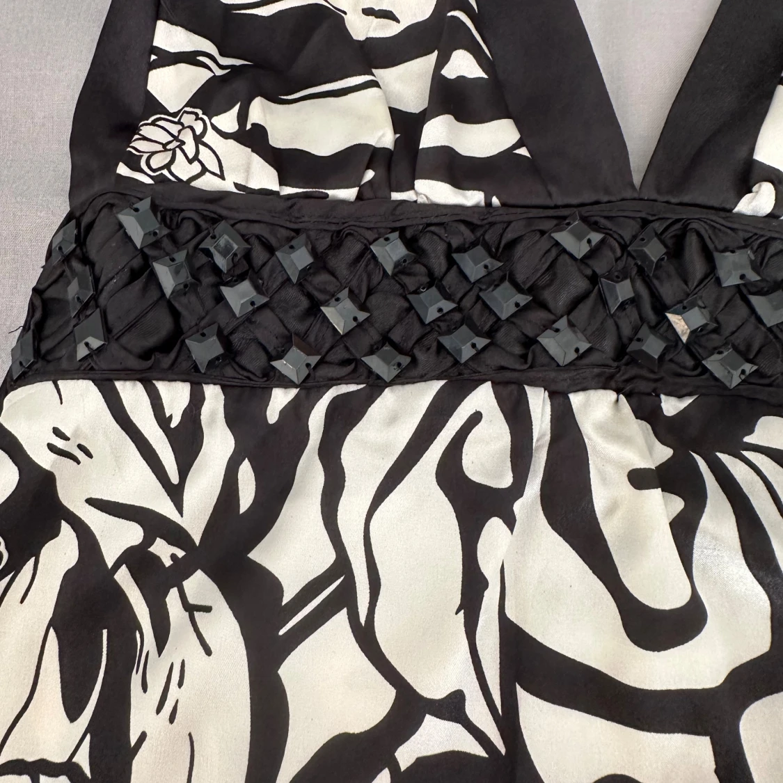 Svartvit halter top med blommönster och paljetter  - 1