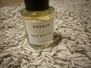 ESSNCE Coco 'Bout You parfym - Modern Eau de Parfum med stilren design. Perfekt för dig som vill sticka ut med en unik doft. Flaskan är enkel att ta med och passar dig som gillar att testa nya parfymer. Namnet Coco 'Bout You ger en hint om karaktären. 50 ml och helt oanvänd 