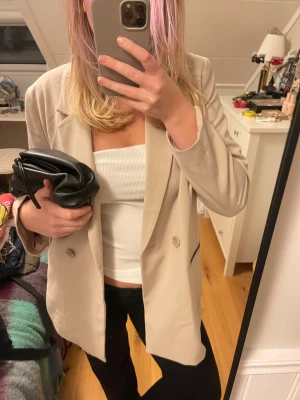 Beige Kavaj - Snygg beige kavaj, materialet är mjukt och har en lätt struktur. Stilren och enkel design som passar till många outfits.