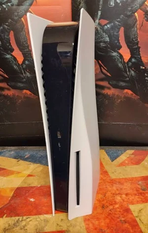 PlayStation 5 med spel - Säljer en PlayStation 5 i fint skick, komplett med två populära PS5-spel: Sackboy: A Big Adventure och Call of Duty Black Ops 6. Konsolen har inga synliga repor eller skador och fungerar utmärkt. Perfekt för både familjespel och actionfans! Medgår allt tillbehör samt 1 Playstation 5 dual shock kontrol