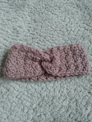 Handgjort virkat pannband i ljusbrunt - Snyggt handgjort virkat pannband i ljusbrunt som jag gjort själv. Perfekt för att hålla öronen varma och samtidigt ge en chill vibe till din outfit. Mjukt och bekvämt material som sitter skönt runt huvudet.