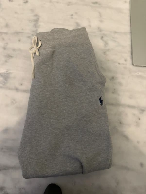 Ralph Lauren mjukisbyxorn - Ralph lauren mjukisbyxor.                                          Storlek S: Nypris: 2000:    Inga defekter: skick 9,3/10| skriv vid minsta fråga!🧸😃