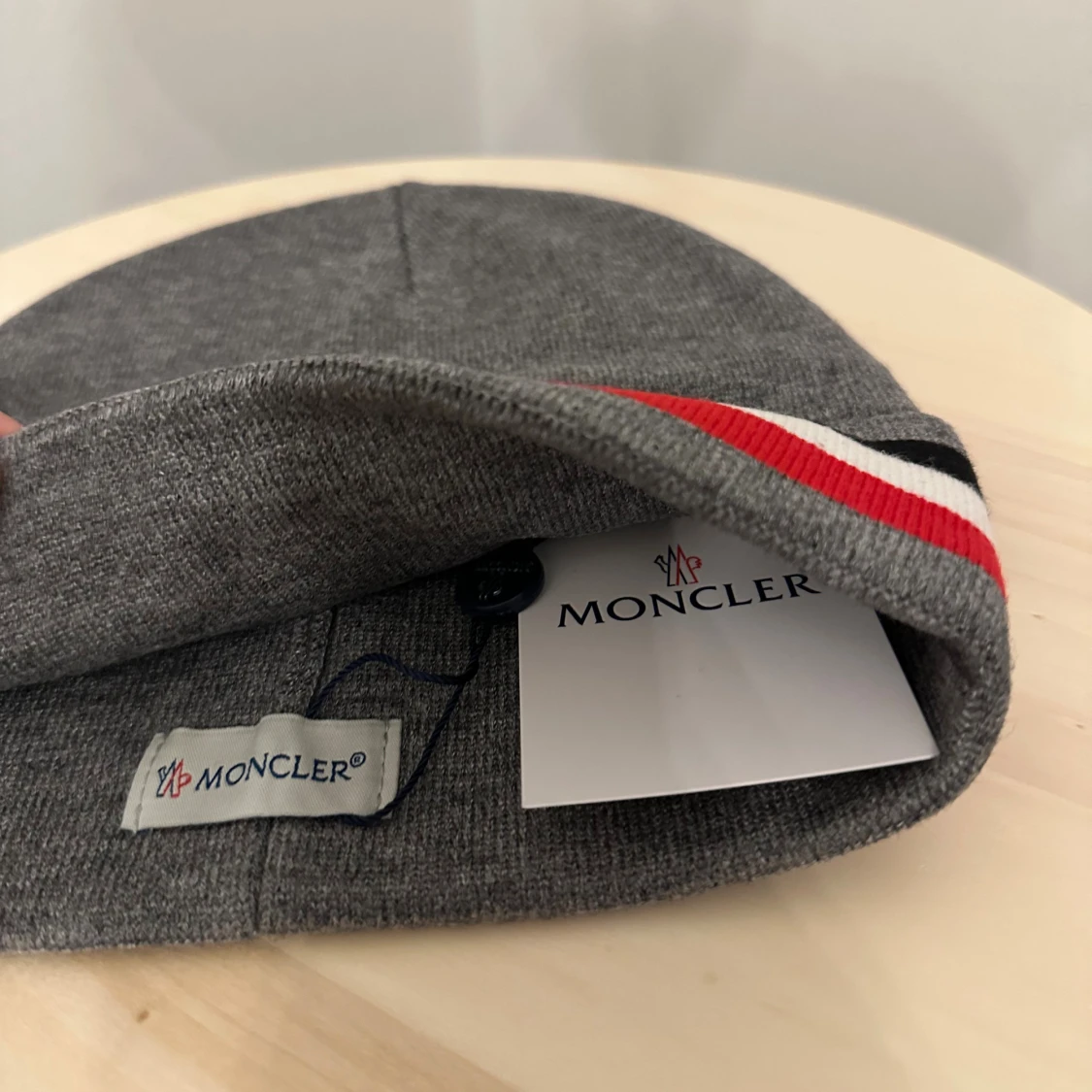 Grå Moncler mössa med ränder - 3