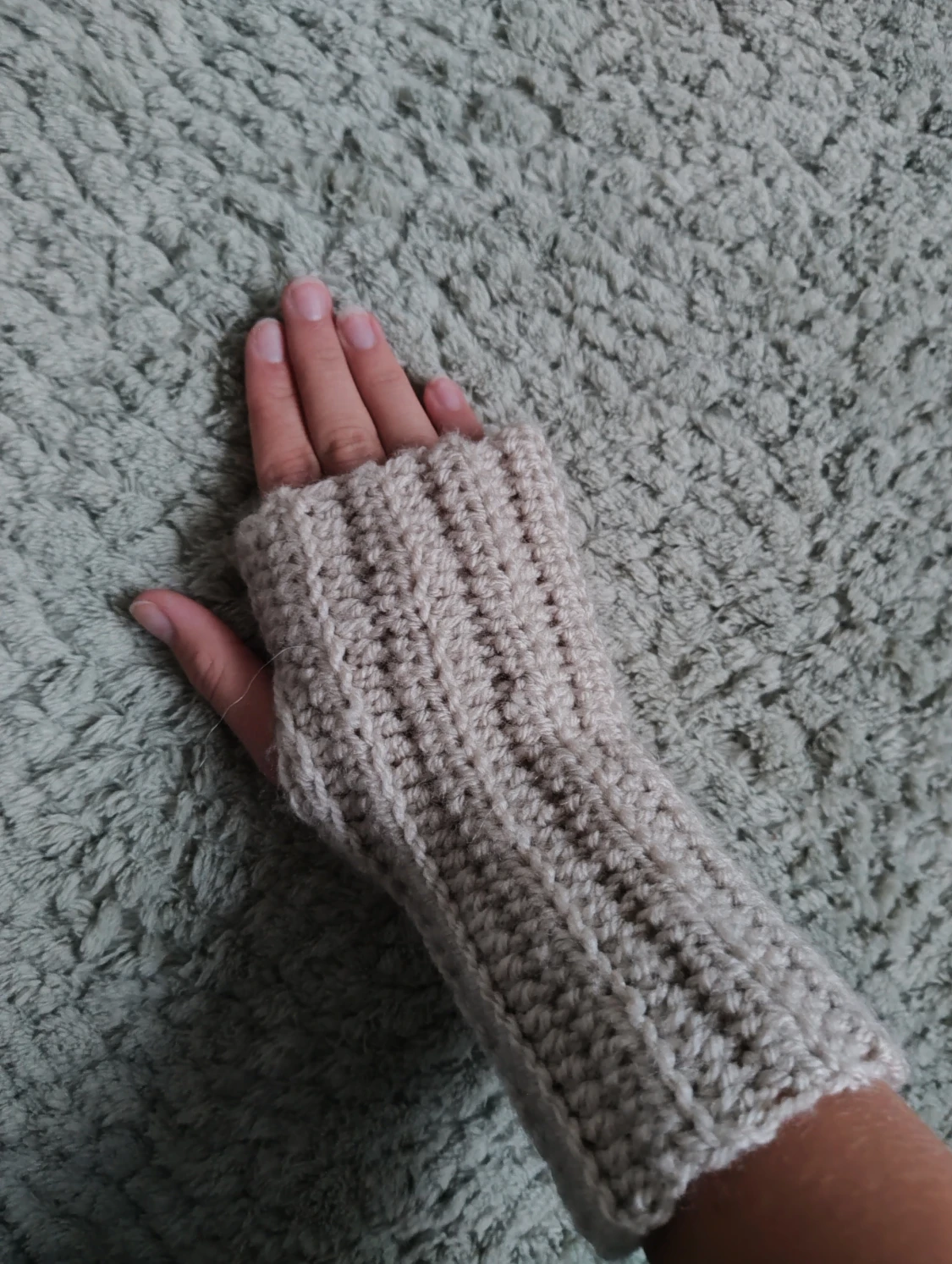 Virkade ljusbeige handledsvärmare - 1