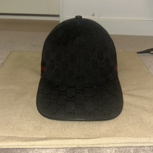Svart g keps - Snygg svart g keps,tillkommer med dustbag aldrig använt och är väldigt fin och sitter bra och passar till nästan allt.