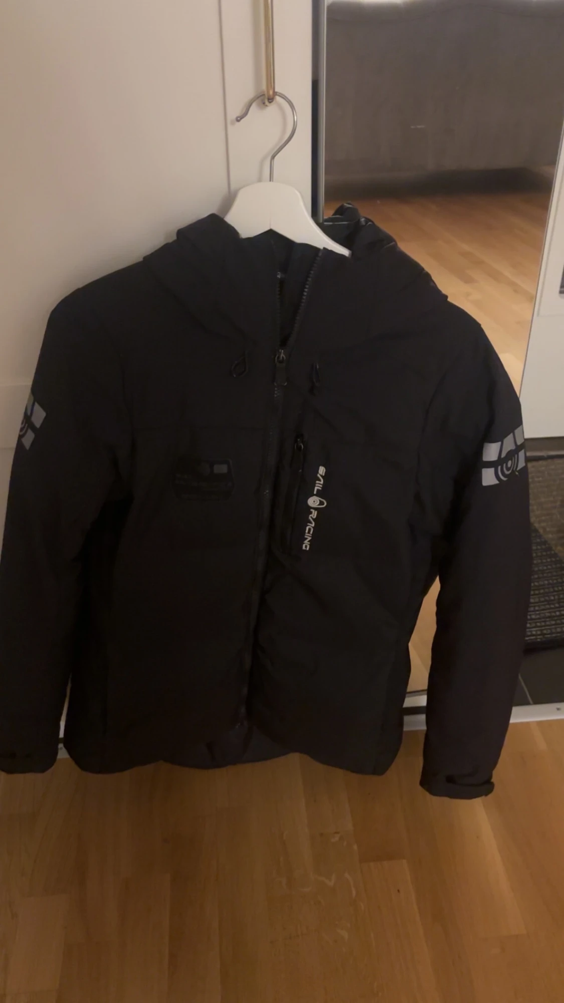 Svart Sail Racing dunjacka med huva