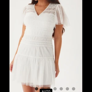 Studentklänning  - Den perfekta söta studentklänningen!! Supersöt vit klänning med v-ringning, volangkjol och transparenta ärmar. Inga defekter och är helt fläckfri☺️Orginalpris var på 649kr när jag köpte, säljs för 500kr då jag använt den 1 gång och det inte är någon skillnad på när jag fick hem den. Klänningen passar både S som XS. Jag brukar mestadels köpa S men denna klänning är XS och den satt perfekt✨💖