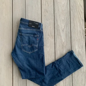 Replay  - Hej! Säljer dessa snygga jeans från Replay    Skick-8/10 lite missfärgat vid benöppningen men annars ser dem ut som nya   Storlek-W32 L32  Modell-Dave Comfort fit
