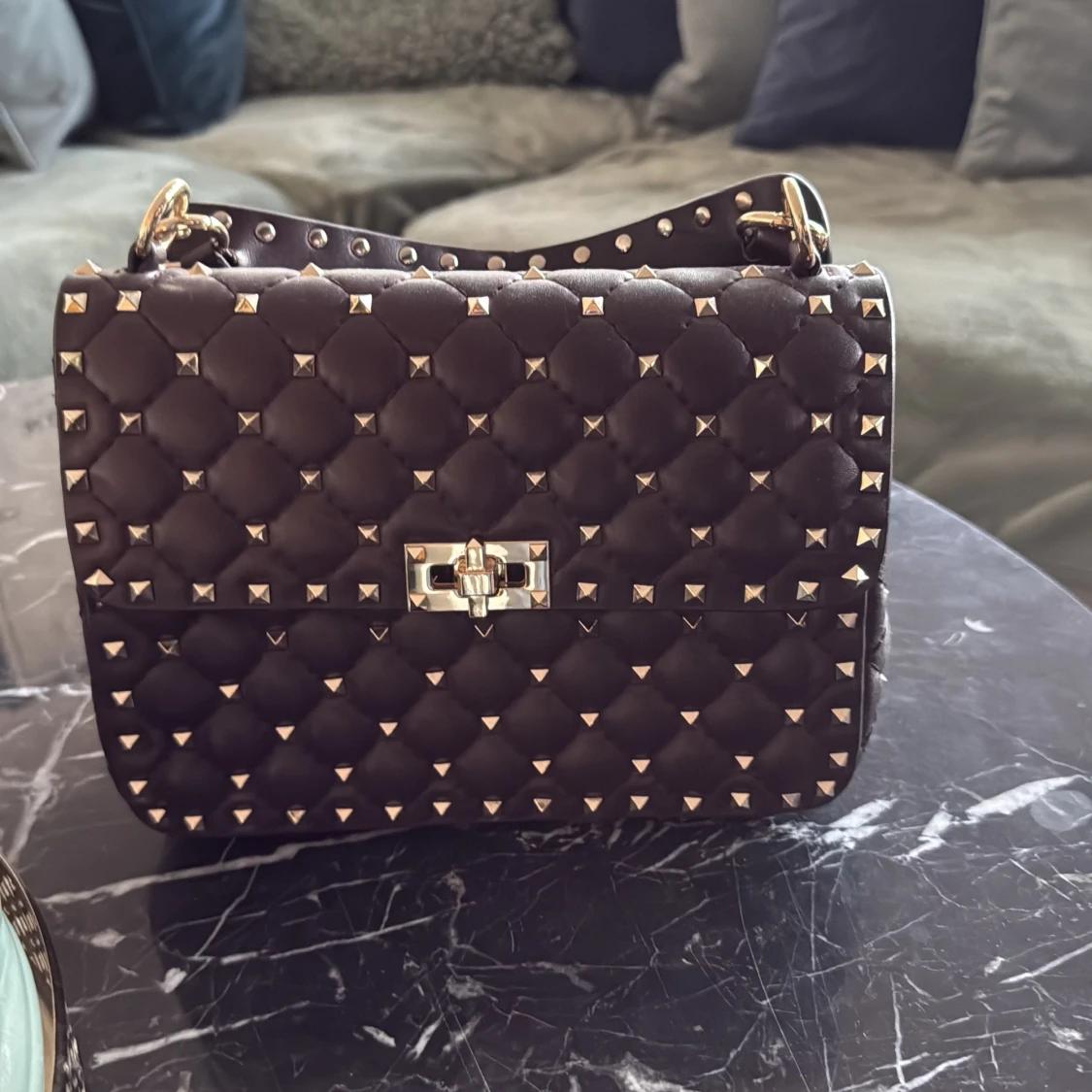 Vinröd handväska med guldnitar 