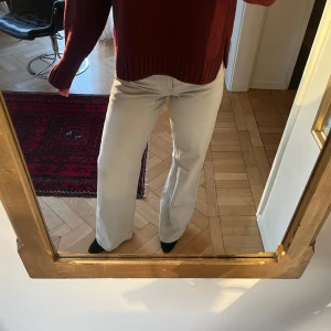 Wide leg jeans - Jeans från Zara med wide leg. Färgen är lite blå/grå. Materialet är lite annorlunda från vanliga jeans, dessa har lite waxed känsla.