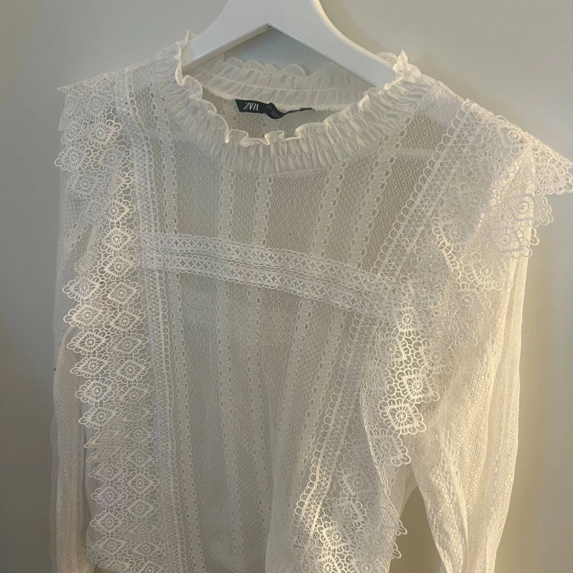 Vit spetsblus med volang från Zara - 1