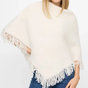 Vit poncho med fransar - Säljer denna snygga slutsålda poncho! Endast testad 