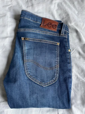 Lee jeans - Skit snygga mörkblå lee jeans. Sitter slim. Skick 9/10 inga defekter. PRIS KAN DISKUTERAS 