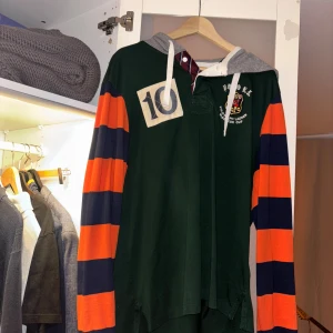 Polo Ralph Lauren Hoodie - Cool hoodie från Ralph Lauren. Gott skick. Skönt och tunt tyg. Den har mest bara hängt i garderoben så bra skick som sagt. Kan skickas på en gång