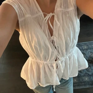 Vit blus med knyt och volang - fint skick! 